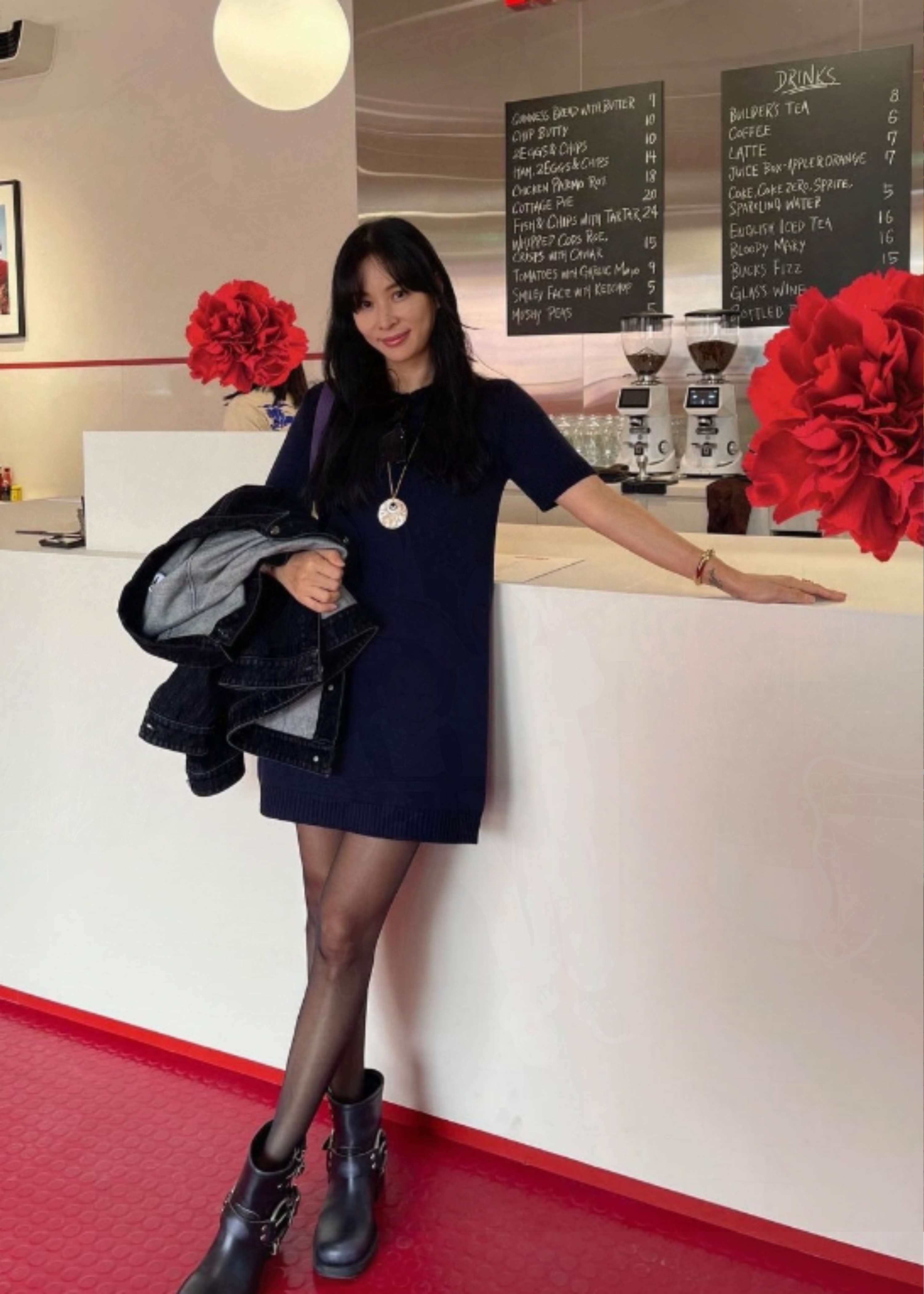  고소영 블랙 미니드레스 룩 여전히 시선을 사로잡는 매력