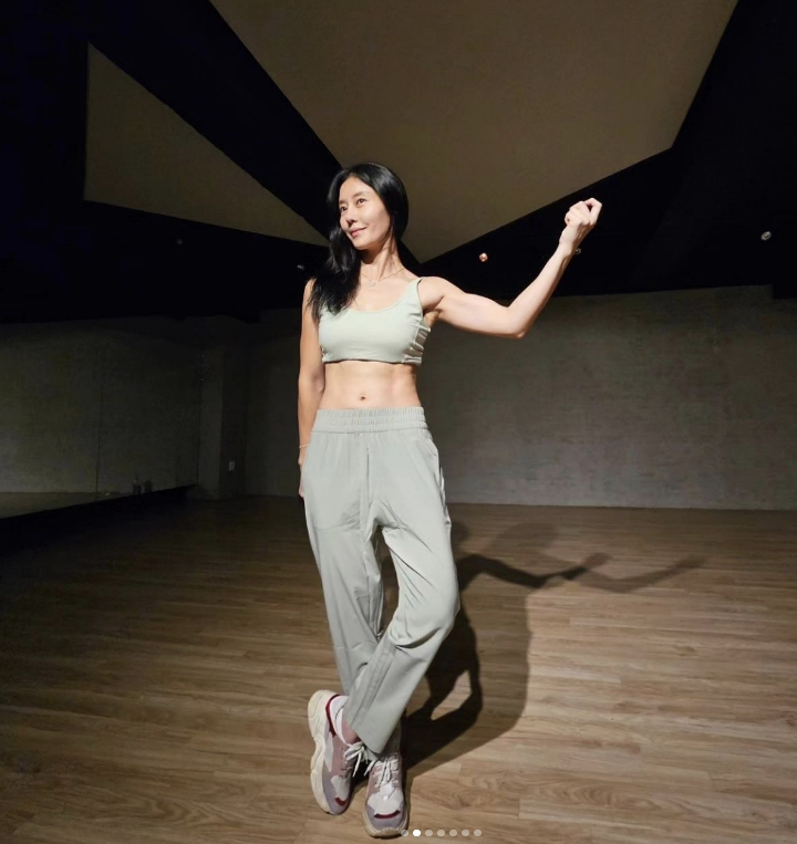  쥬얼리 출신 이지현, 다이어트 성공 후 뽐낸 완벽 등근육...41세 싱글맘의 "제일 예쁜 엄마"