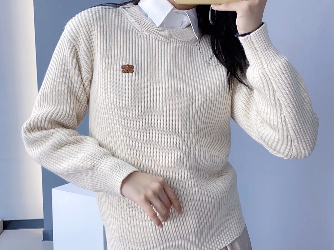  [CELINE] 셀린느 'TRIOMPHE'골지 울 소재 크루 넥 니트 스웨터 2A68E355K.11BU