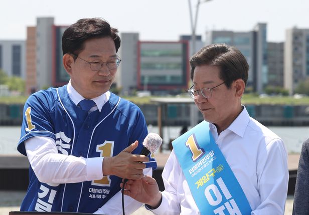  중국·일본 등과 직통할 수 있는 김포국제공항은 강서구의 자산 이랬던 이재명 뜬금없는 “김포공항 이전”, 아무리 선거가 급해도 이래도 되나 미군의 수직 이착륙기 ‘오스프리’는 잦은 ..