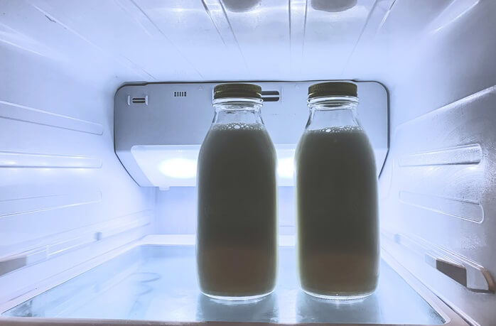 우유병 두개만 들어있는 냉장고 내부