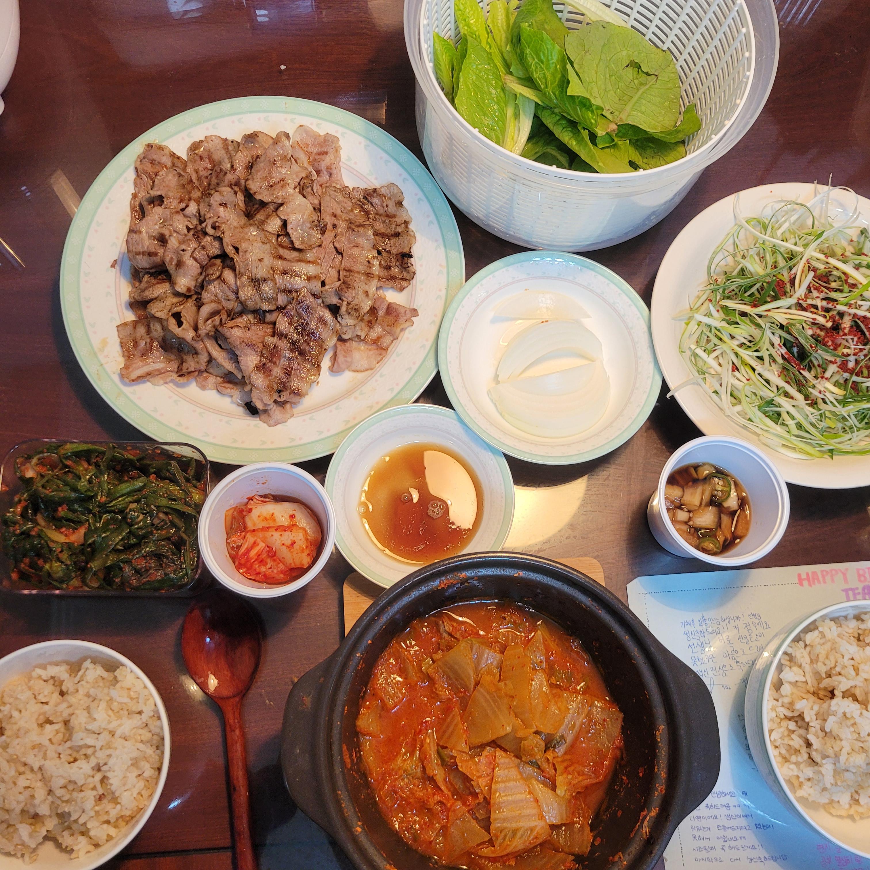  뚝배기 김치찌개 기본 밥상 크로와상 생지로 핫도그 대패삼겹살 한상