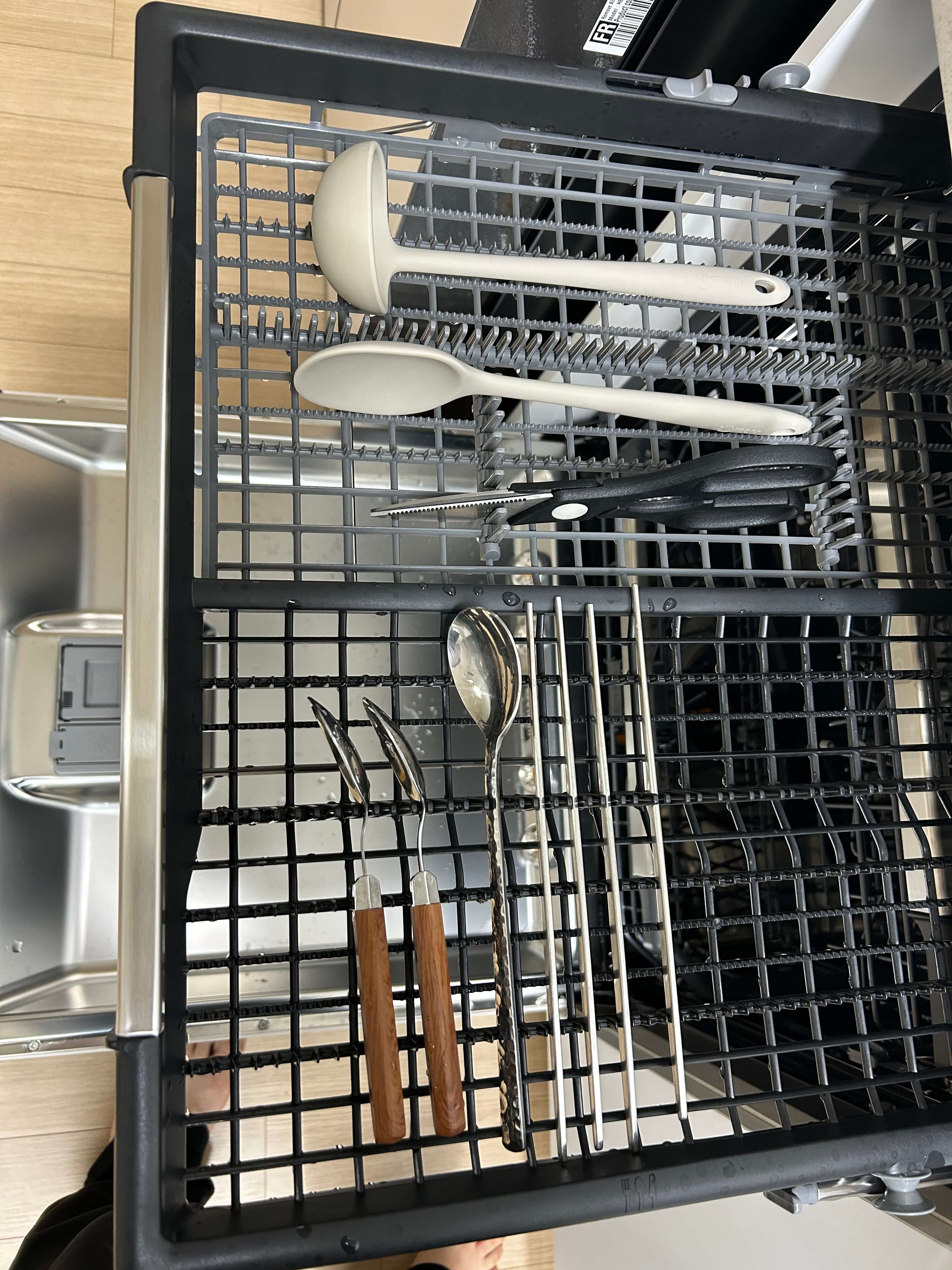식기류등은 제일 위에있는 전용 칸에 넣자 