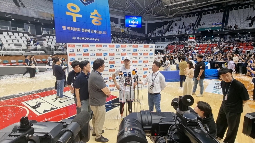  일하러 가서 스포츠 경기 실컷 보는 직업은?