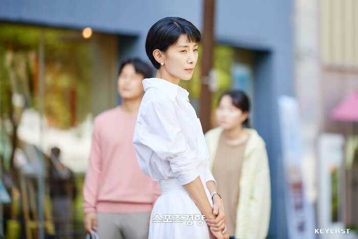  종이달 4회, 김서형 유이화 패션 / 화이트 셔츠 & 스커트