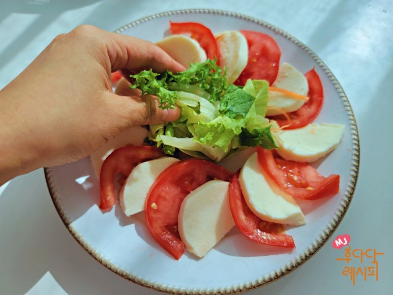 카프레제 샐러드 토마토카프레제 샐러드바질페스토 8