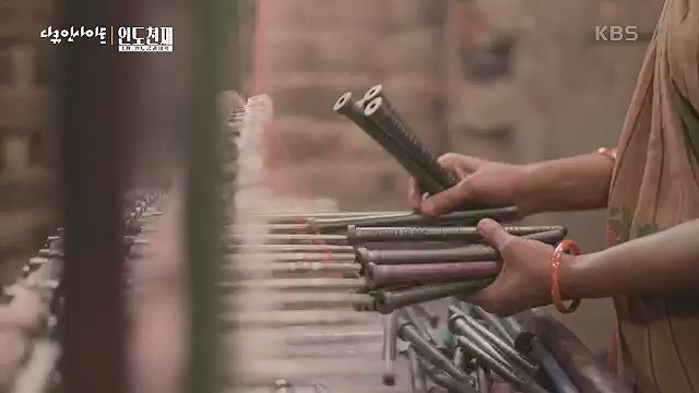 다큐 인사이트 - KBS인도 천재 - 1부 인도공과대학] 인도의 인구는 중국을 추월해 인구 1위 국가로 올라섰다.ts_20230508_202111.531.jpg