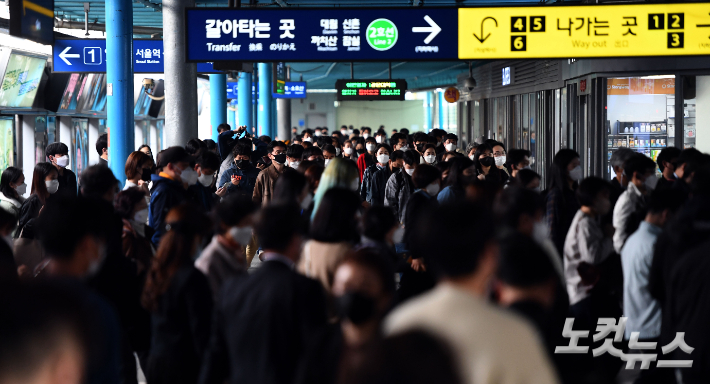  정부 올 여름이 재유행 도화선될 수도 규제보단 자율 방역 22일 중대본서 코로나19 여름휴가 대책 집중적 논의 오미크론 감염 면역 4~6개월 지나면 감소 백신접종, 철저한 마스크 착용 강조