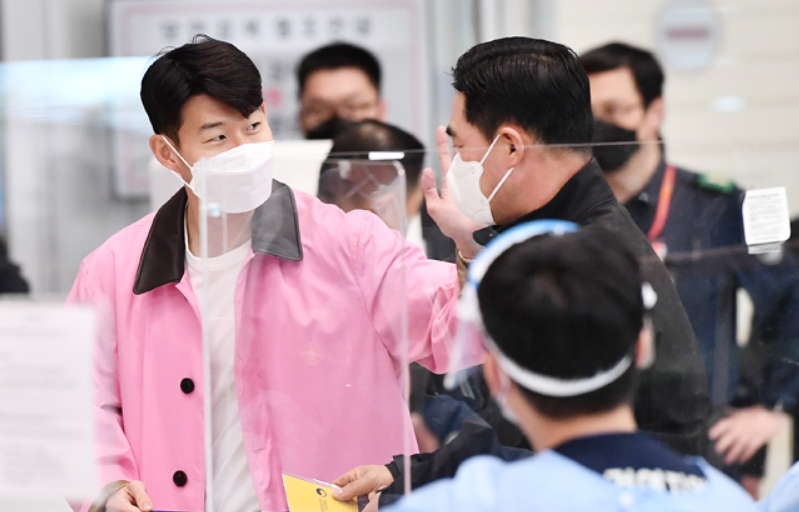  손흥민 귀국패션 말 많이 나오는데 옷 가격 얼마게요,,? ㄷㄷㄷ 선넘네