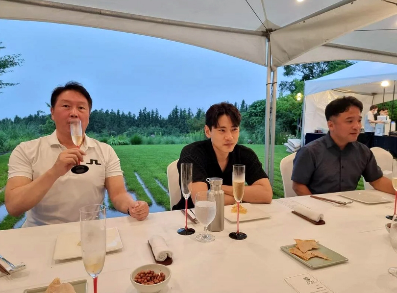 유태오 니키리, 최태원 sk 회장 인스타 절친? 사랑꾼이 불륜남녀와.. 유태오 니키리, 최태원 Sk 회장 인스타 절친? 사랑꾼이 불륜남녀와..