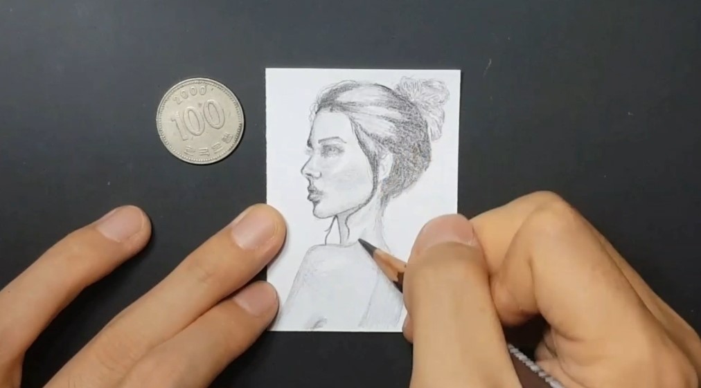 4B연필로 진한 부분에 포인트를 넣어주면 느낌이 다르죠? 좀 더 선명해요.