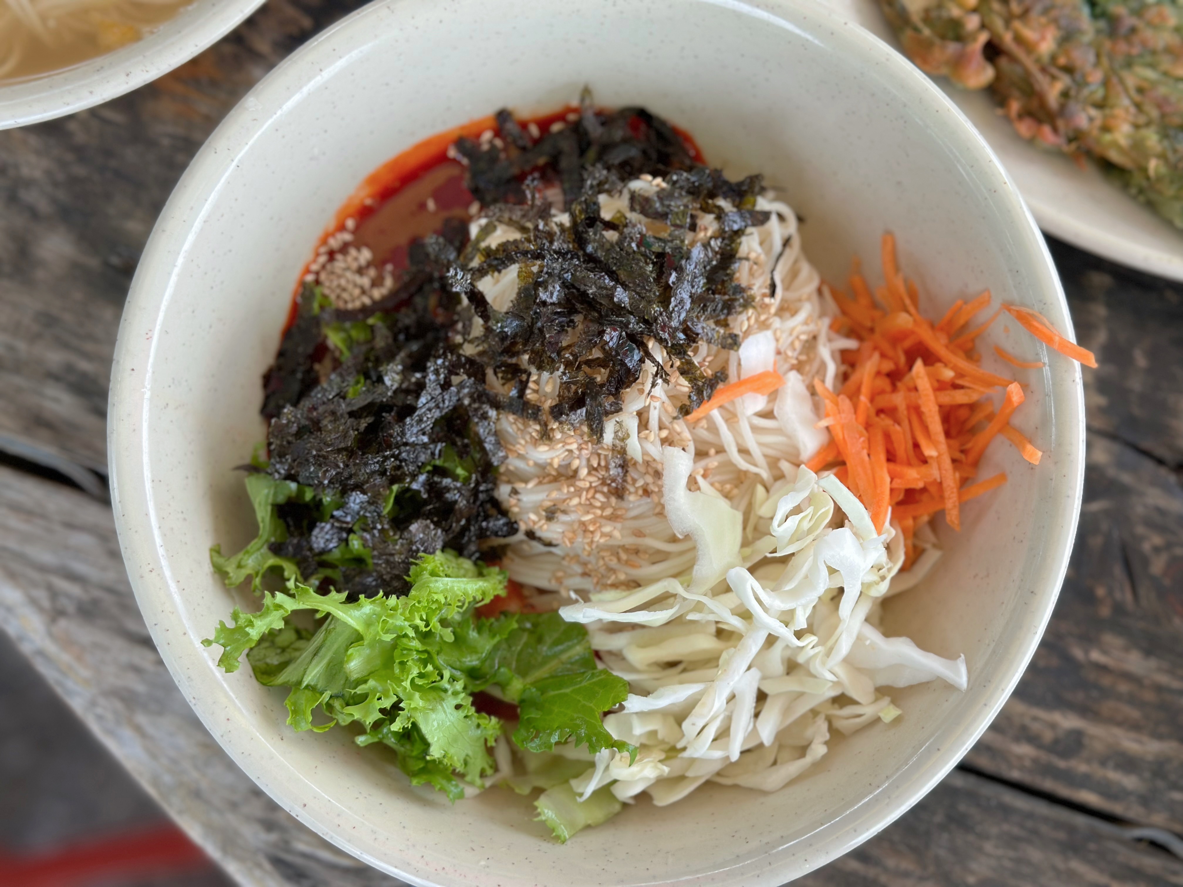 레트로 찐바이브 북한강 남한강 라이딩 필수코스 맛집 '돌미나리집' 양평 팔당 남양주 능내역 서울근교 미나리전 비빔국수 잔치국수 주차정보 애견동반
