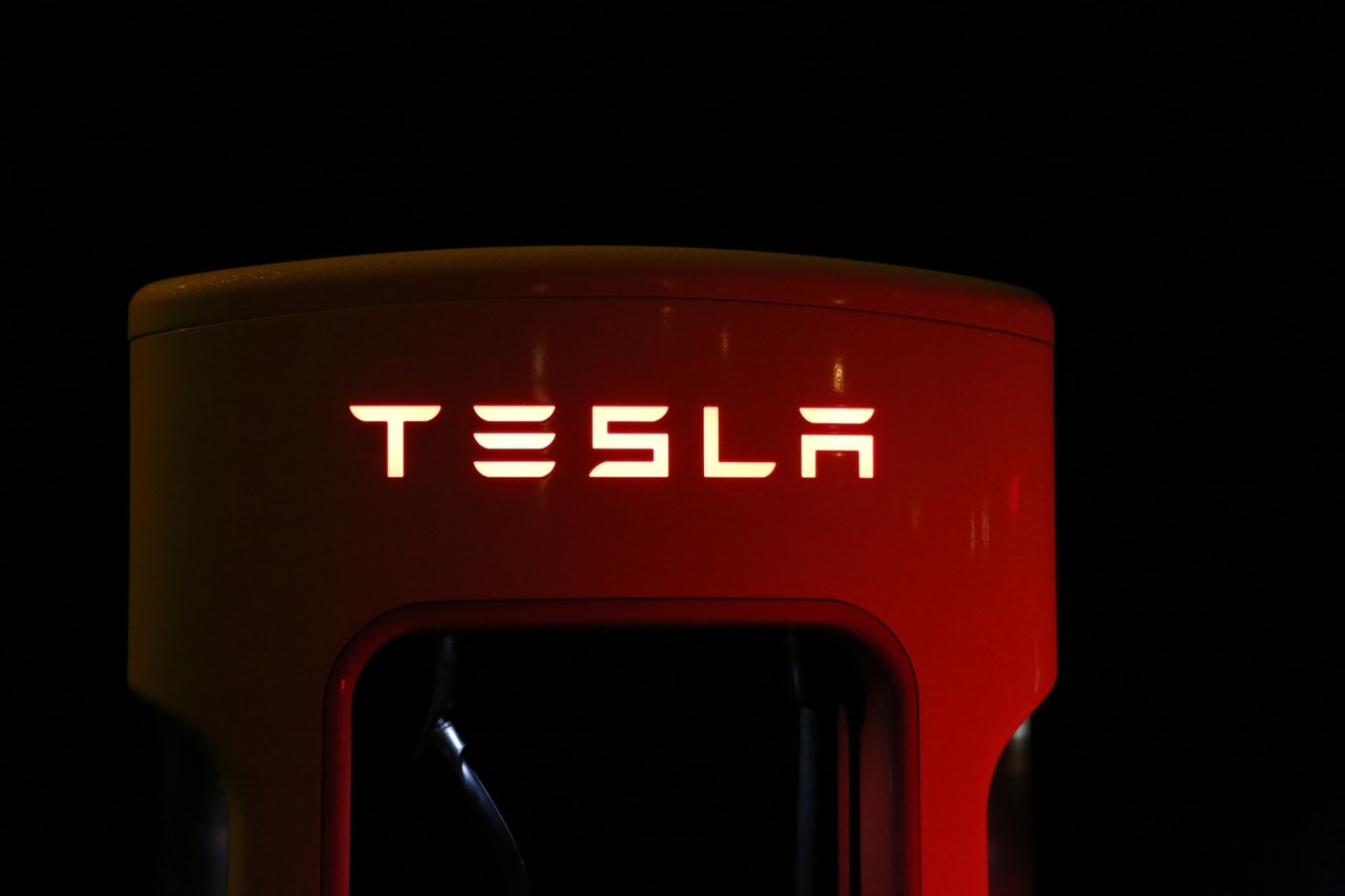 빨간색의 테슬라 전기차 충전소 사진