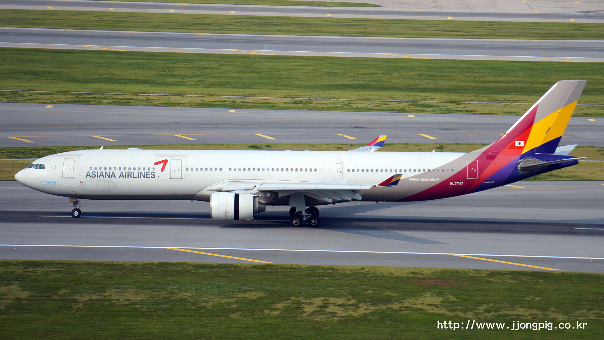 alt=Asiana Airlines HL7747 Airbus A330-300