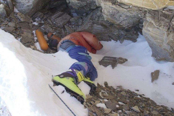  에베레스트의 시신들  VIDEO:The Frozen Bodies from Mount Everest death zone