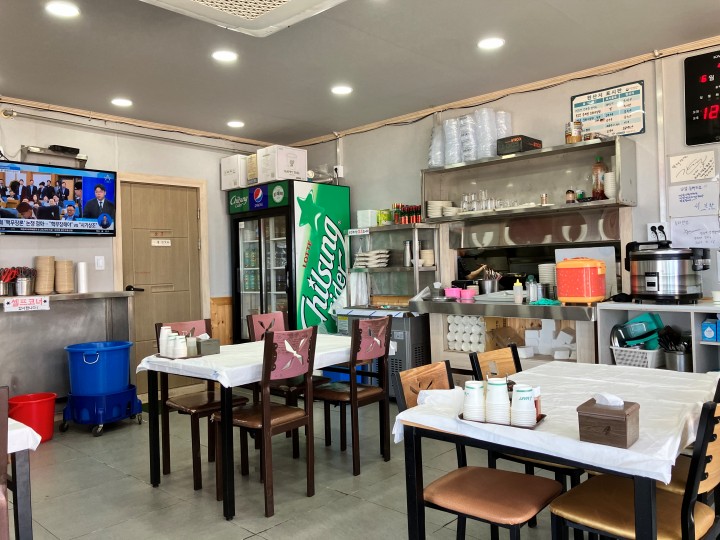 동해반점 내부