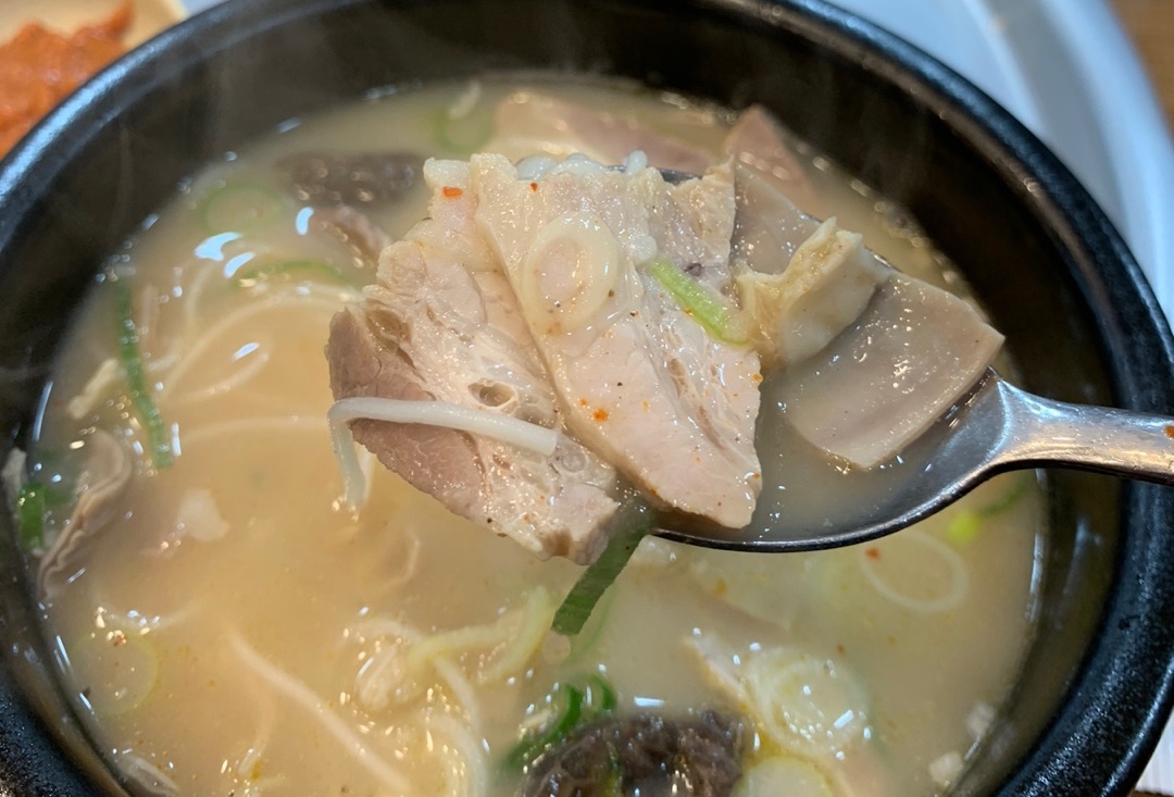부드러운 고기와 냄새안나는 돼지 내장 국밥