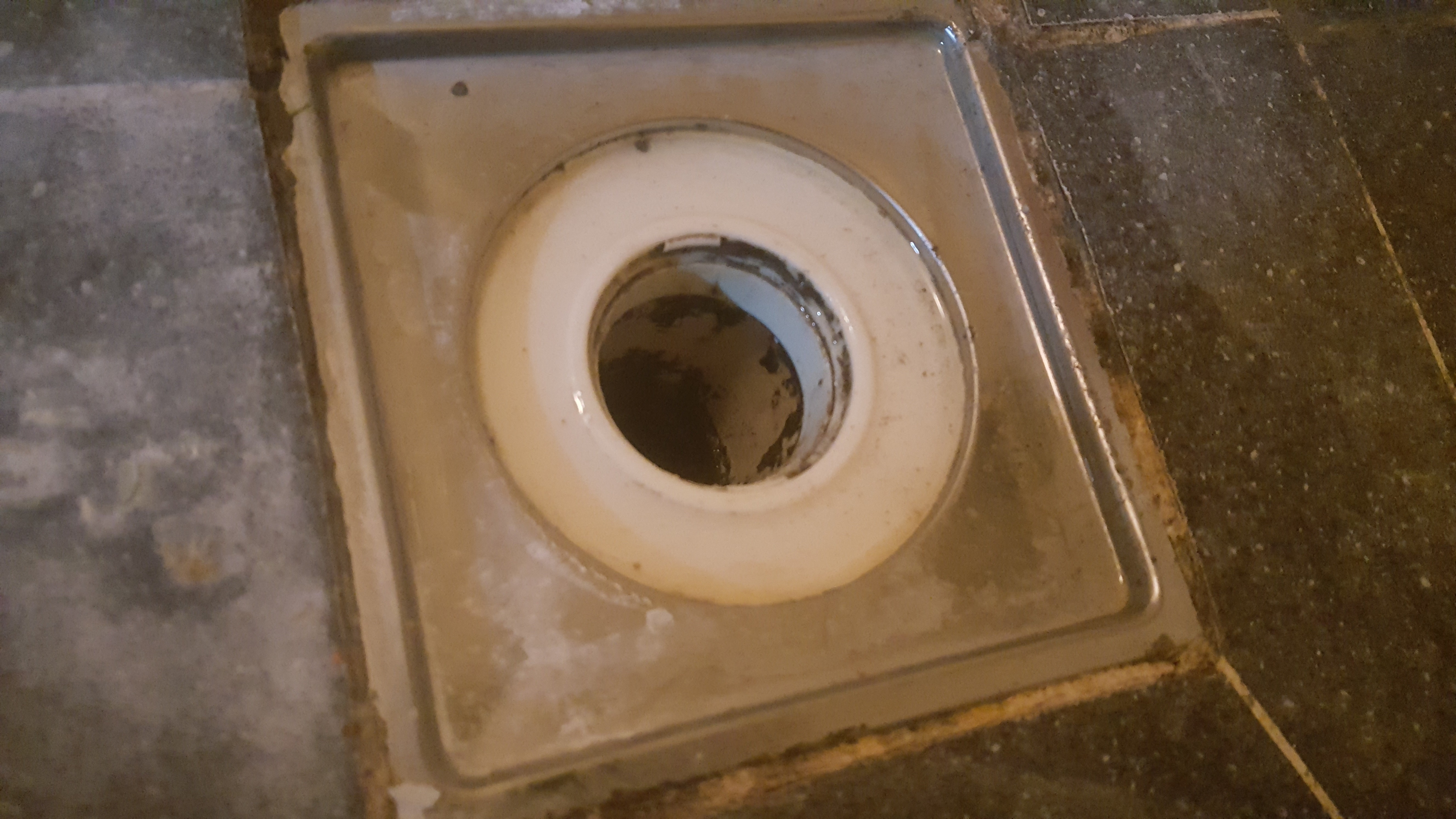 하수구 막힘 뚫기 전 물기 제거