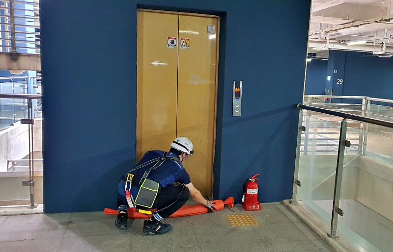 아파트 elevator 교체공사 현장 
