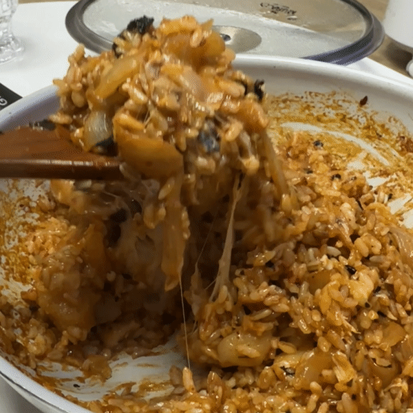 치즈를 얹은 볶음밥!