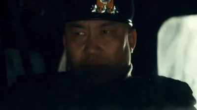 군복을 입고 차에 앉아 있는 영화 서울의 봄에서 이 대령을 연기하는 곽자형