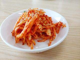  백반집의 꽃 밑반찬만들기 2편 무생채 만들기.