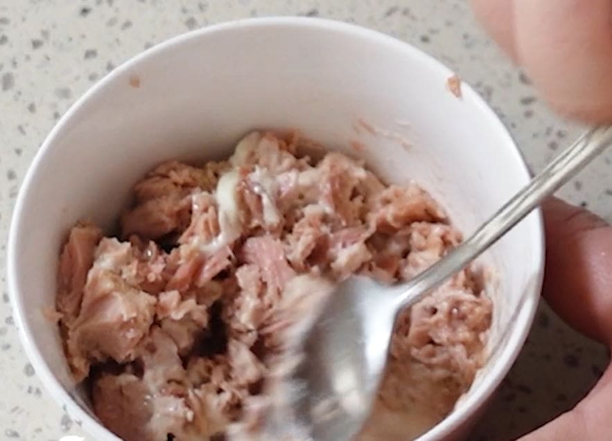참치마요 만들기: 참치 100g 1캔에 마요네즈 2큰술 &#44; 와사비나 후추 조금 뿌리기 (생략가능)
