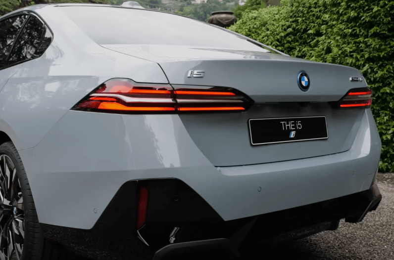 BMW I5 하늘색 후면