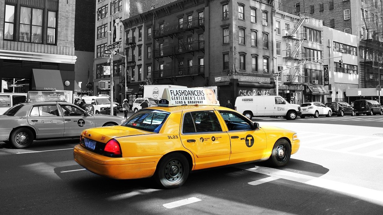노란 택시와 흑백 배경