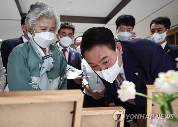 천안함 희생자 고 민평기 상사 모친을 대하는 두 대통령...근본 인성의 차이