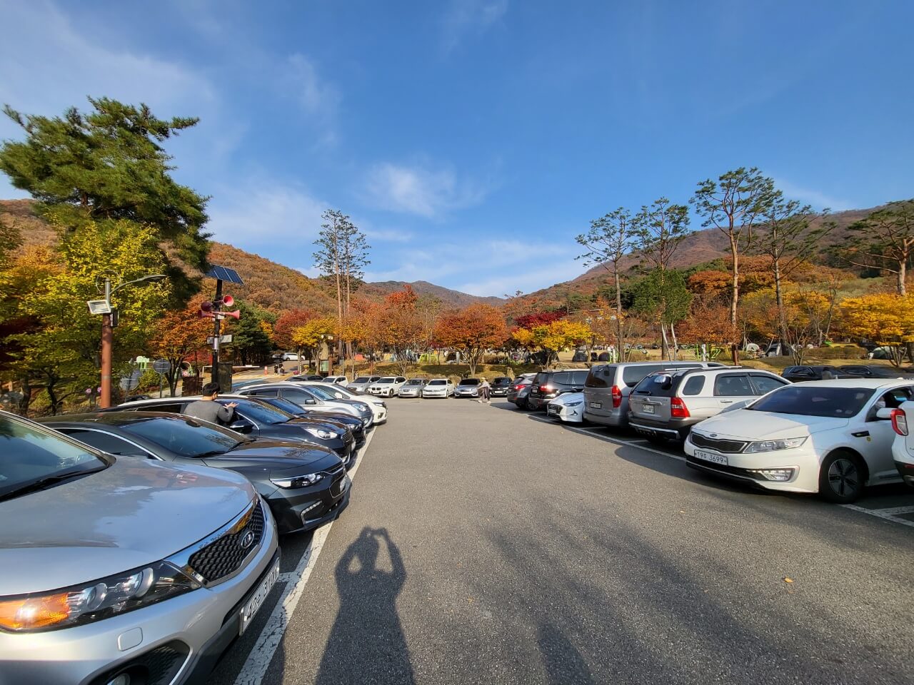 주차 공간은 거의 없었지만, 요원들이 안내를 잘 해 주었어요.