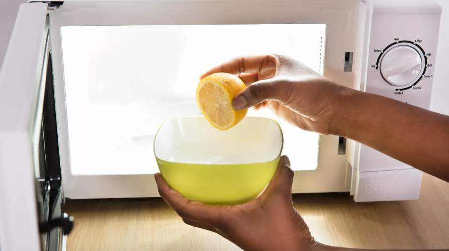 레몬으로 전자레인지 청소하기(이미지 출처: Shutterstock)
