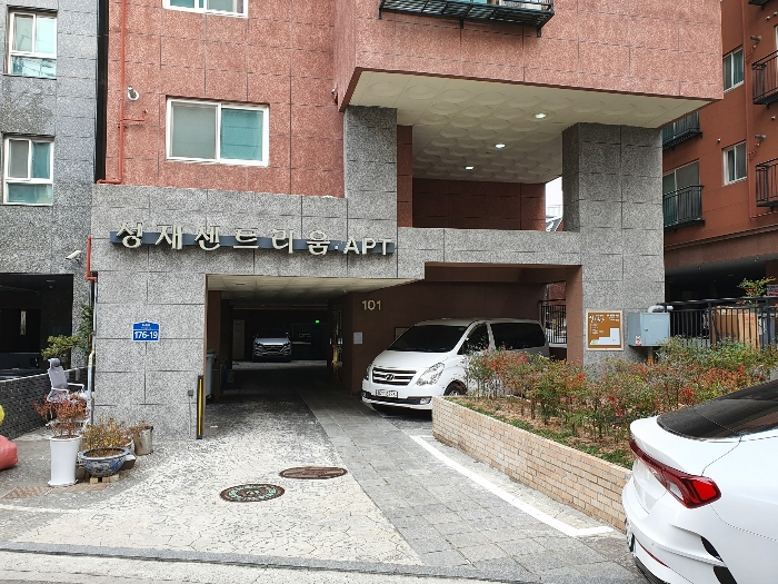 서울남부지방법원2021타경115211 본건 남동측 도로에 접한 건물(1동)(2동은 본건물 안쪽에 위치함)