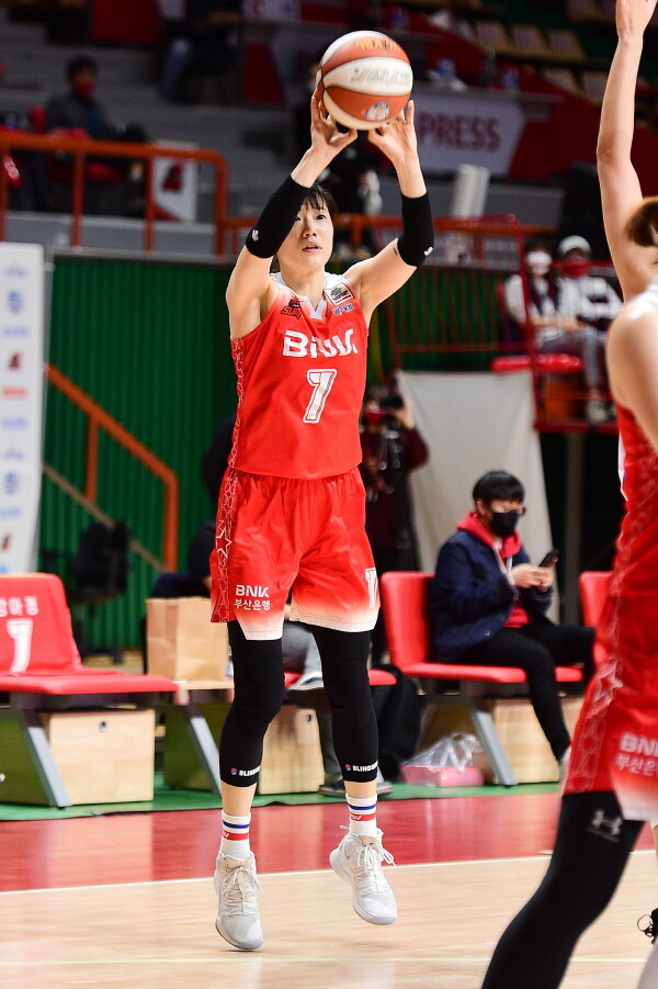  WKBL 레전드 포워드 강아정 전격 은퇴