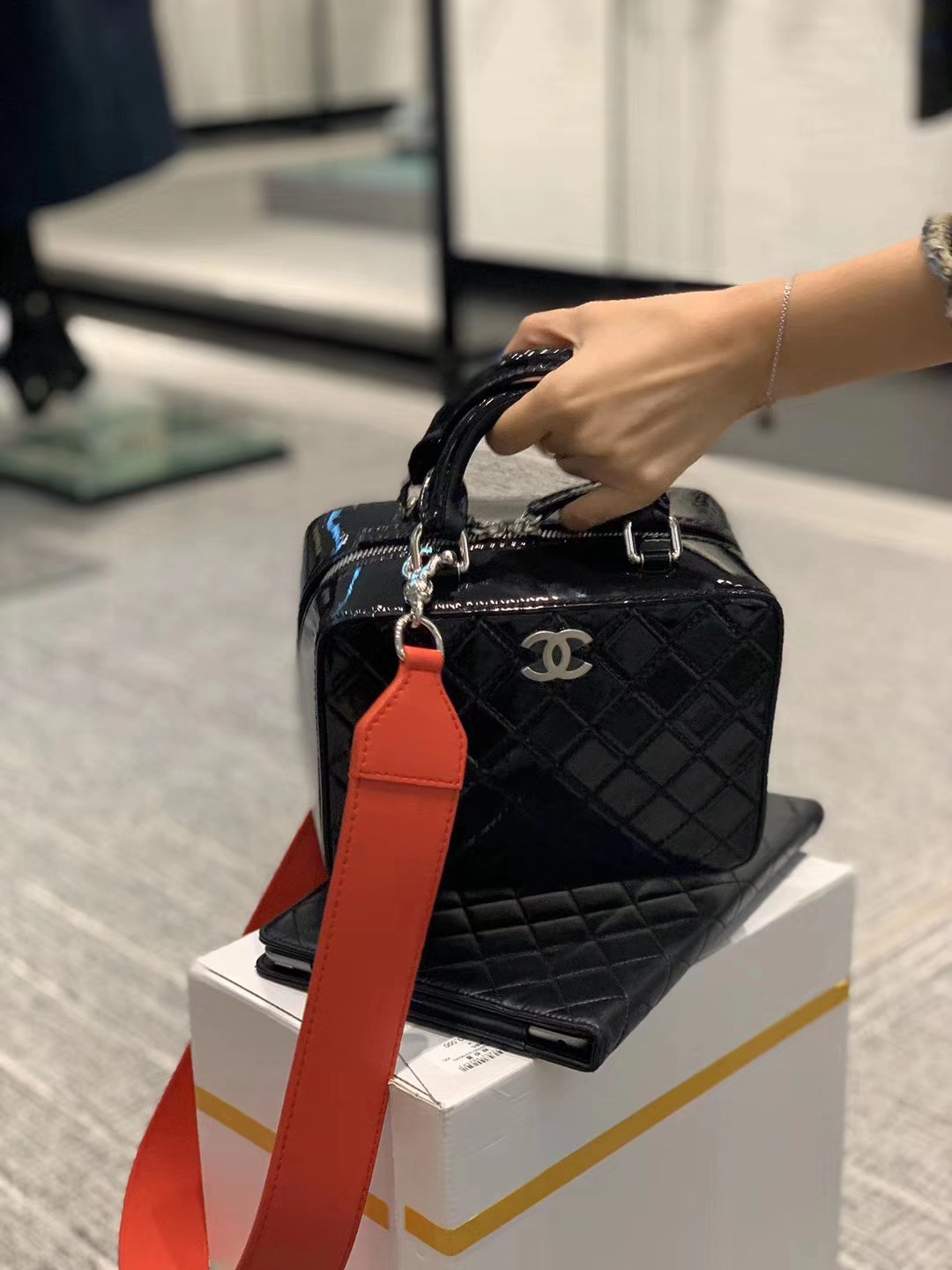  [CHANEL] 샤넬 가죽 스트랩 미니 토트백