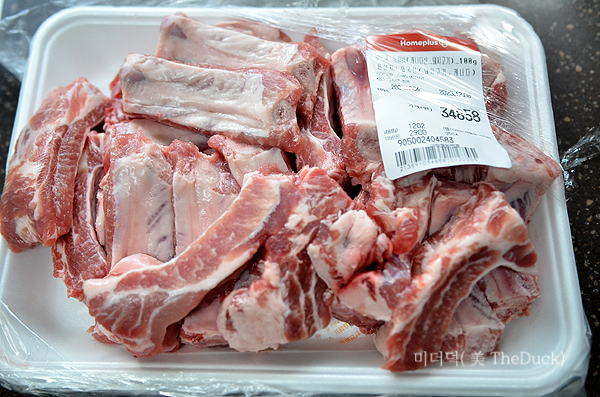 세일하는 돼지갈비는 저렴해요