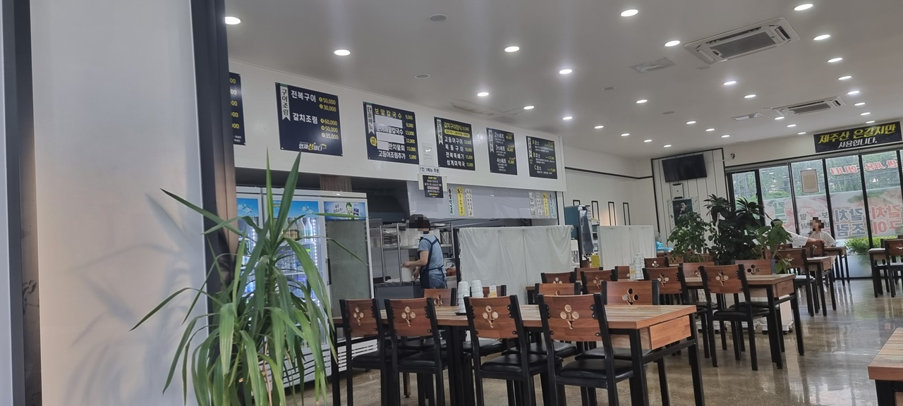 저녁 시간인데&#44; 아직은 덜 알려져서 인지 손님이 많지는 않습니다.