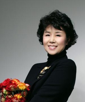 장미꽃은 든 심수봉 사진