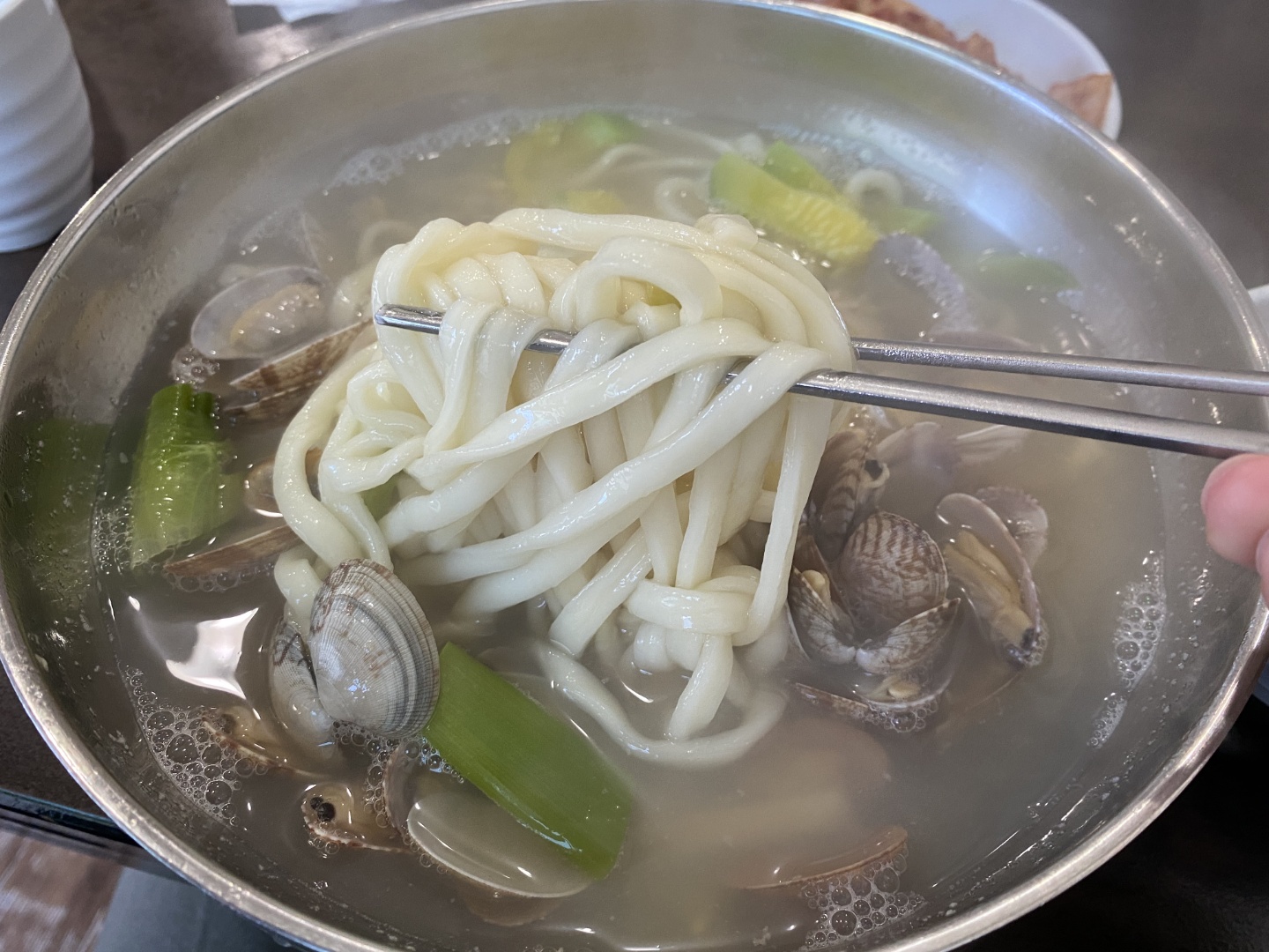  바지락 칼국수를 주문하면 콩나물 비빔밥이 공짜로 나오는 장한평 칼국수 맛집, 이오바지락칼국수!