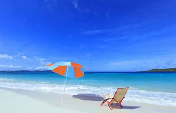 해변에-비치우산과-비치의자가-하나씩-있는-사진