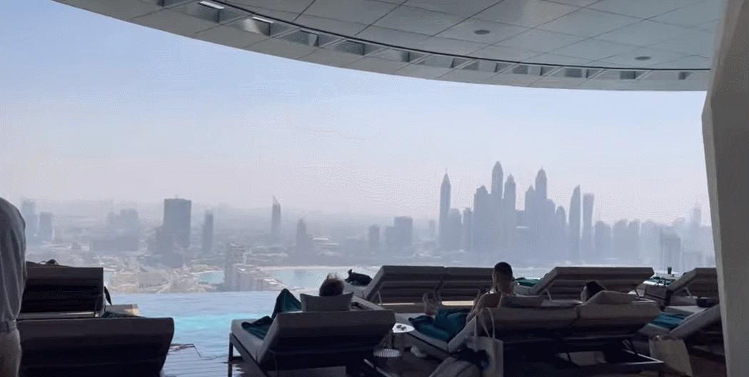  세계 최고 최초의  360도 인피니티 풀...기네스북에 등재 VIDEO: World’s highest 360-degree infinity pool opens in Dubai