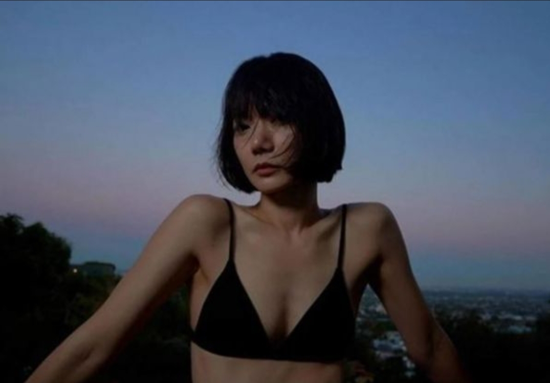  배우 배두나, 블랙 브라톱 입고 美 LA서 파격 노출 선보여