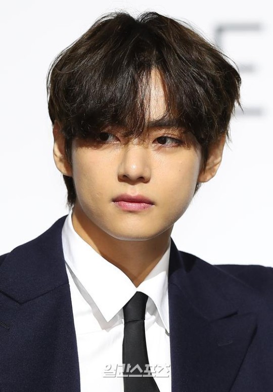  방탄소년단 뷔 갑작 열애설…"지인 사이" 공식입장