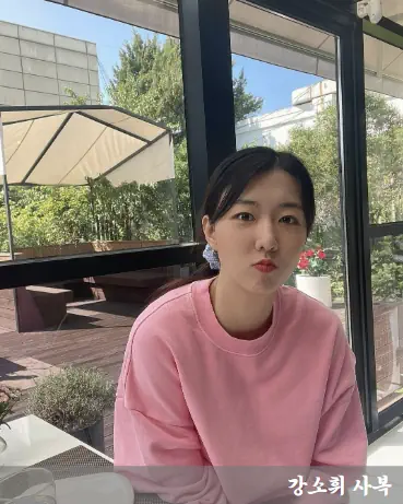 강소휘 사복 패션&amp;#44; 분홍색 스웻셔츠를 입은 모습