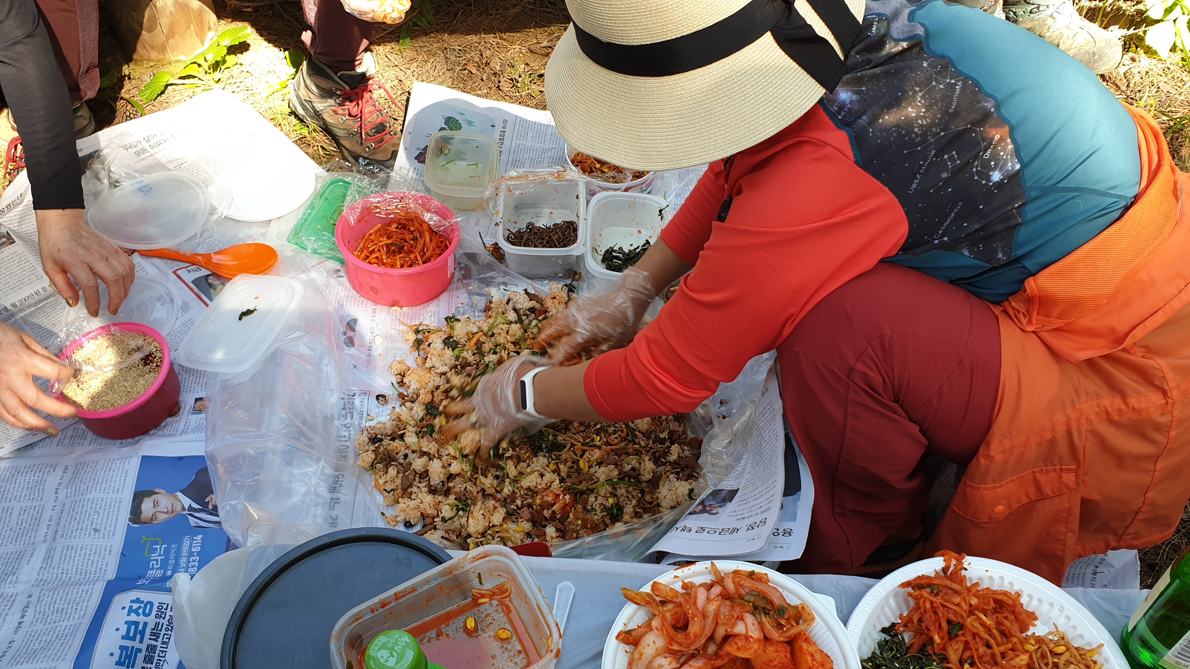  산에서 비벼 먹는 맛있는 비빔밥