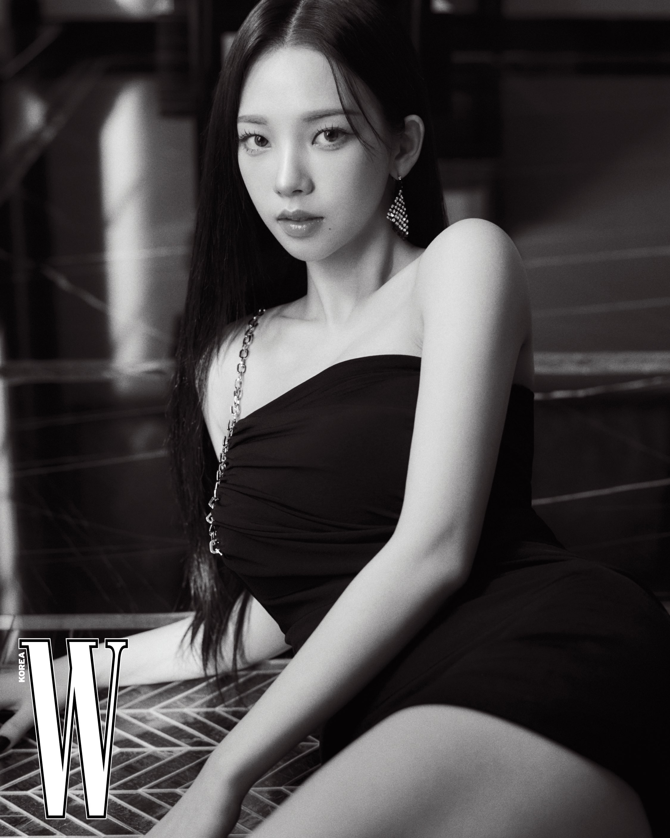  에스파 카리나 파리 블랙 오프숄더 원피스 화보 사진 움짤 gif - 2
