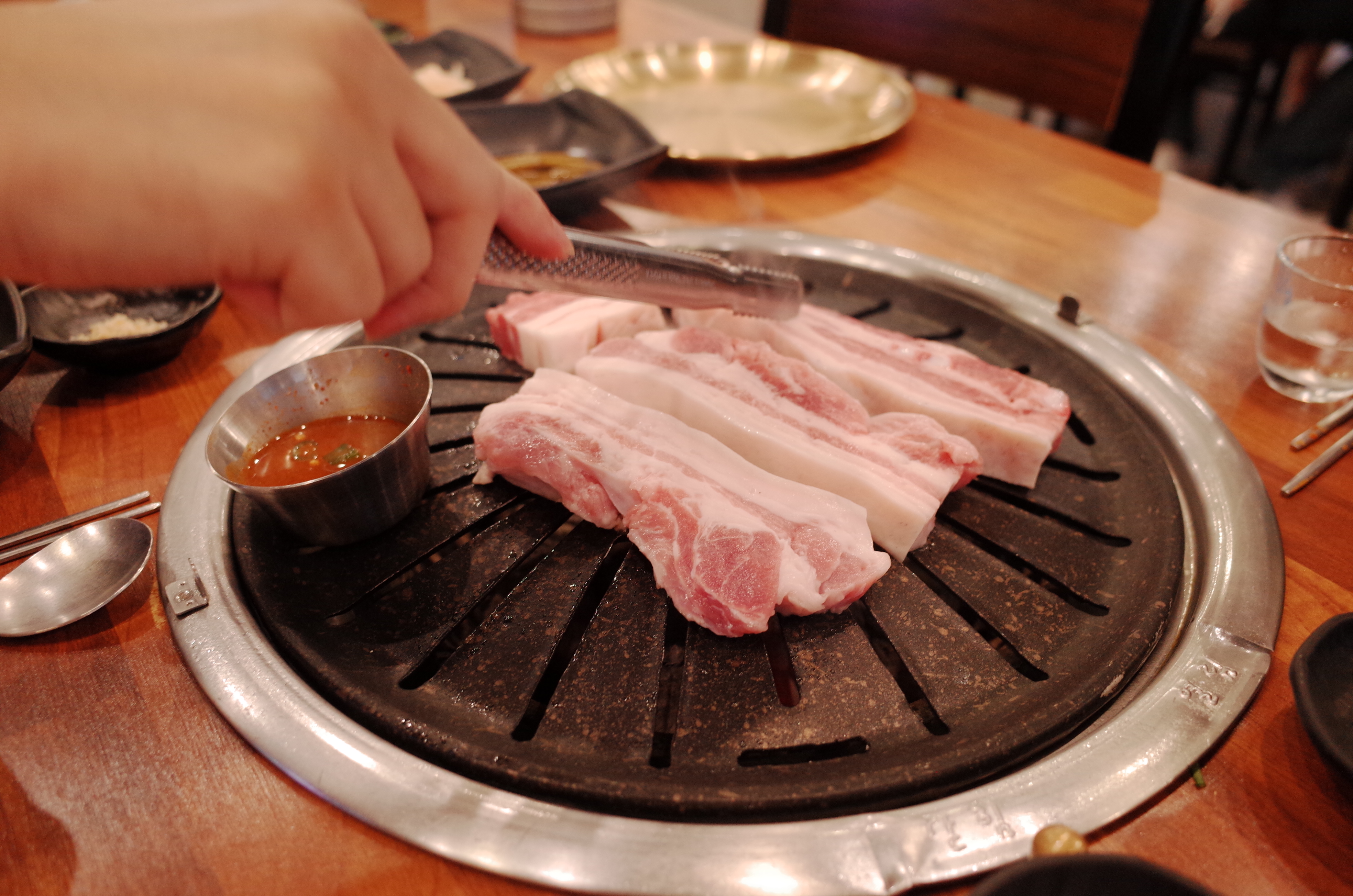 생고기를_불판에_올려_굽고있다
