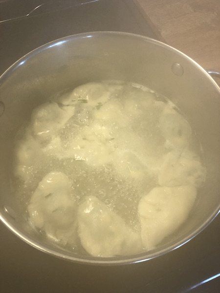 끓는 물에 만두 넣어 준 모습