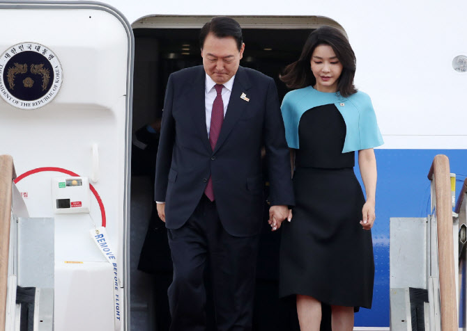  지지율 급락에 "대통령과 영부인 지켜라", 팬덤 결집 촉구
