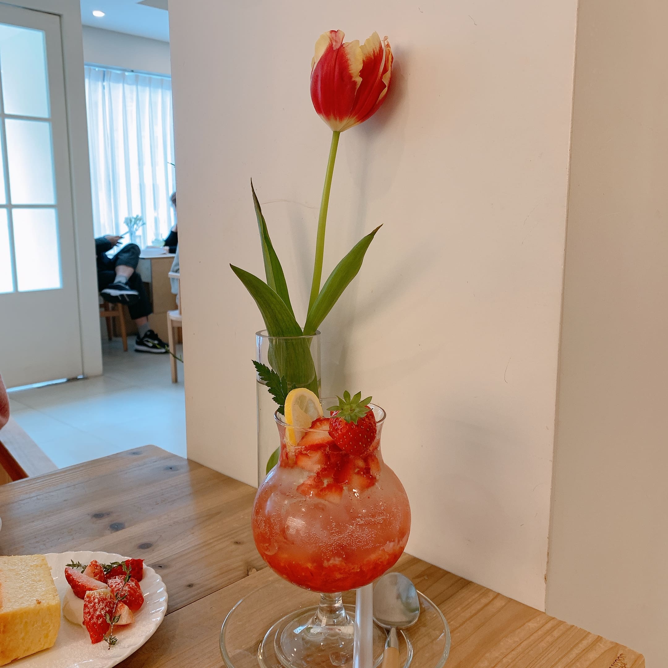 인오프 튤립 한 송이와 딸기에이드